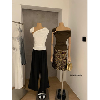 𝐏𝐡𝐢𝐞𝐧 𝐖𝐆𝐖𝐄 | (Sẵn) w9128 Áo Thun Nhún Lệch Vai Kiểu Khuy Bo 3 Màu