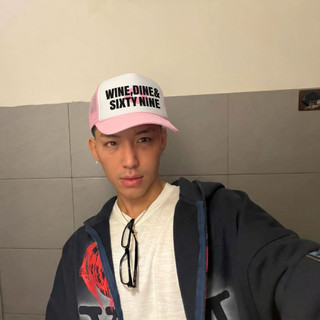 Mũ nón lưới trucker cap logo in KTS phong cách thời trang y2k