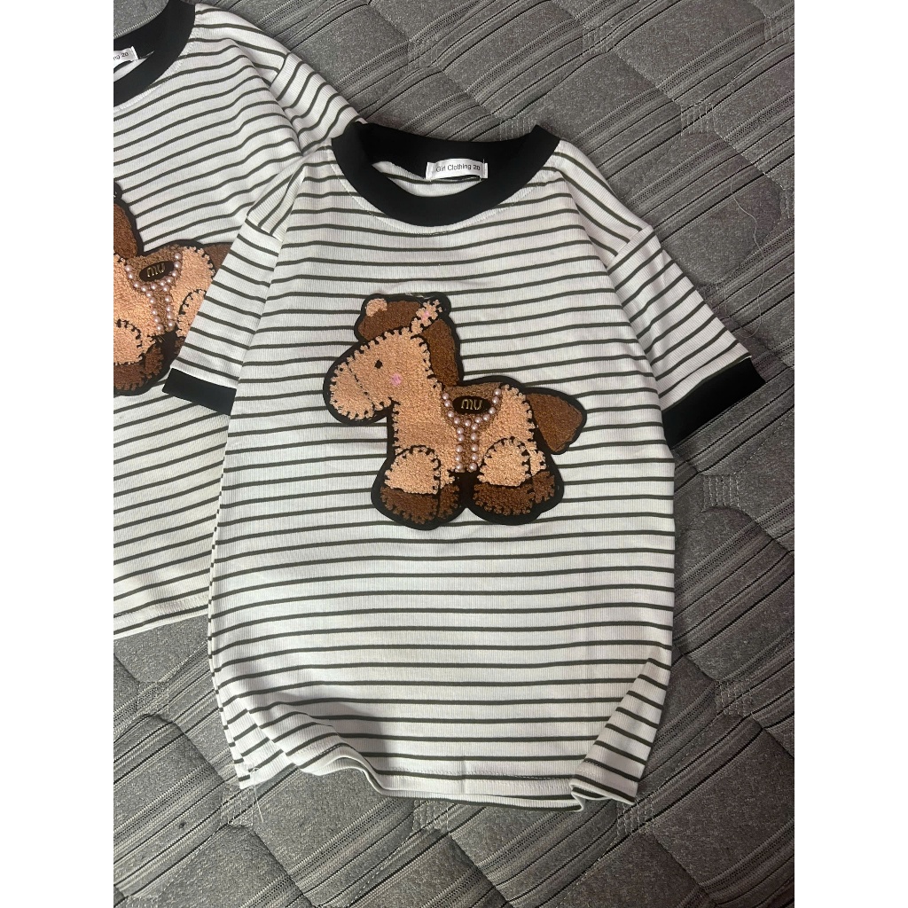 Áo thun BABYTEE kẻ coton zip mềm thêu đáp logo ngựa nâu ngọc mẫu mới mùa hè 2026