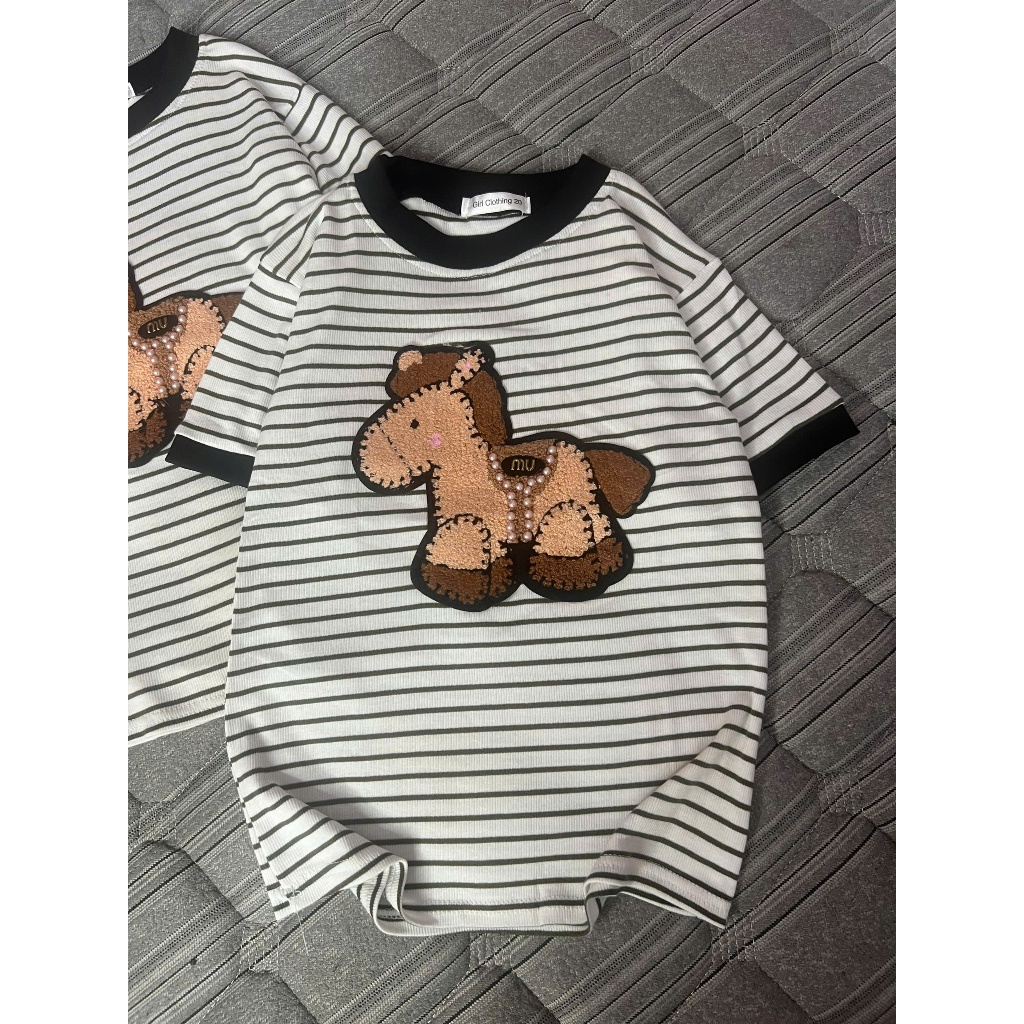 Áo thun BABYTEE kẻ coton zip mềm thêu đáp logo ngựa nâu ngọc mẫu mới mùa hè 2026