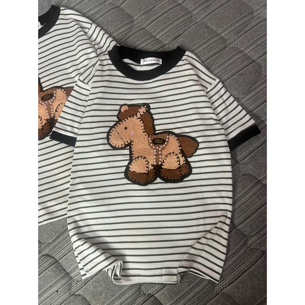 Áo thun BABYTEE kẻ coton zip mềm thêu đáp logo ngựa nâu ngọc mẫu mới mùa hè 2026