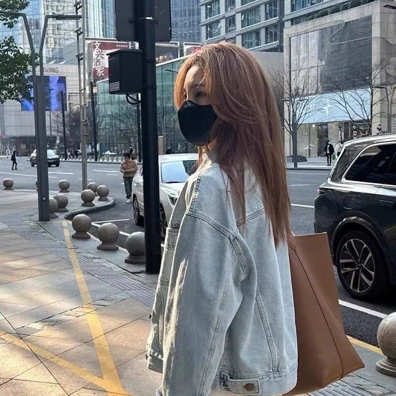 Áo Khoác Denim Xanh Nhạt Form Rộng Phối Quần Be Ống Suông Thanh Lịch Joolate