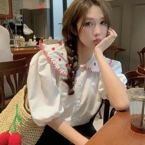 Áo sơ mi nữ tay phồng phối cổ thêu búp bê viền đỏ retro dễ thương XIMIMI SP444