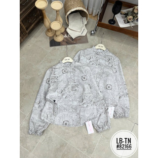 Áo sơ mi dài tay cổ bèo hoạ tiết DO thêu ong cúc đôi #82166