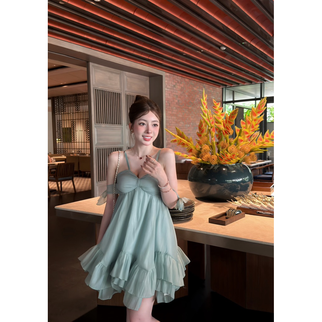 Đầm 2 dây tơ xoè xanh thắt nơ tay Đoàn Thương