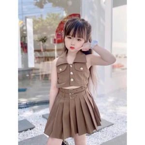 Set áo croptop bé gái phối chân váy xếp ly kèm đai cá tính, phong cách thời trang năng động hiện đại cho mẹ và bé