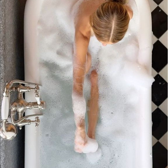 Bom Tắm Tạo Bọt Mây Bồn Tắm Hình Tròn Sweetie BANABOMB Dưỡng Da Mịn Màng