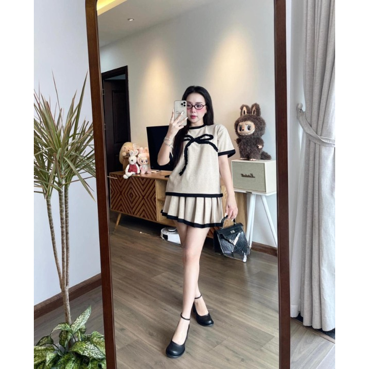 Set Đồ Bộ Nữ HCOM3229 Áo Tay Ngắn Phối Viền Mix Chân Váy Ngắn Xếp Ly Đính Nơ Xinh Xắn - Set Váy Nữ Phong Cách Hàn Quốc