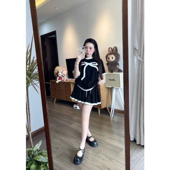 Set Đồ Bộ Nữ HCOM3229 Áo Tay Ngắn Phối Viền Mix Chân Váy Ngắn Xếp Ly Đính Nơ Xinh Xắn - Set Váy Nữ Phong Cách Hàn Quốc