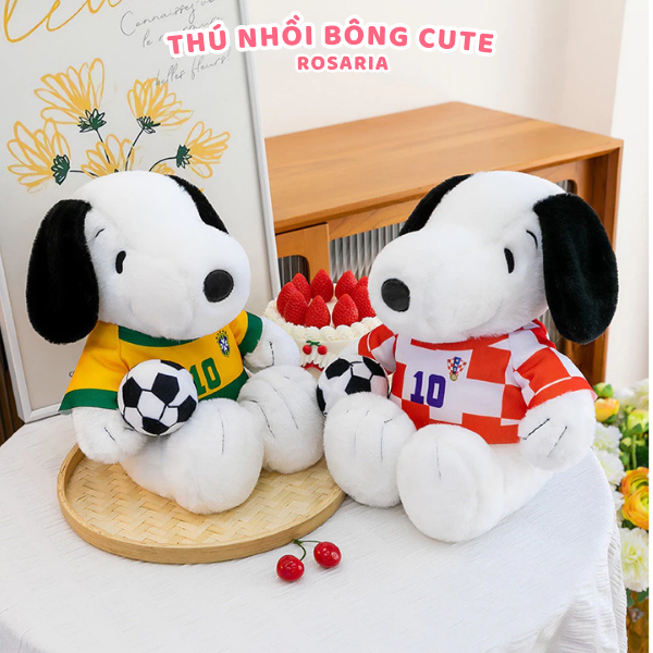 Gấu bông Snoopy ôm bóng đá cao cấp – Thú nhồi bông dễ thương, nhiều mẫu áo đội tuyển làm quà tặng