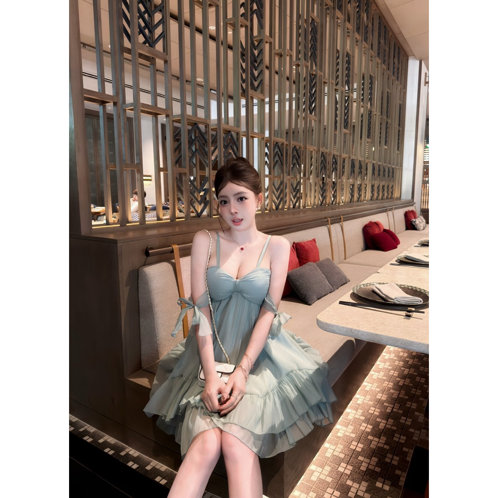 Đầm 2 dây tơ xoè xanh thắt nơ tay Đoàn Thương