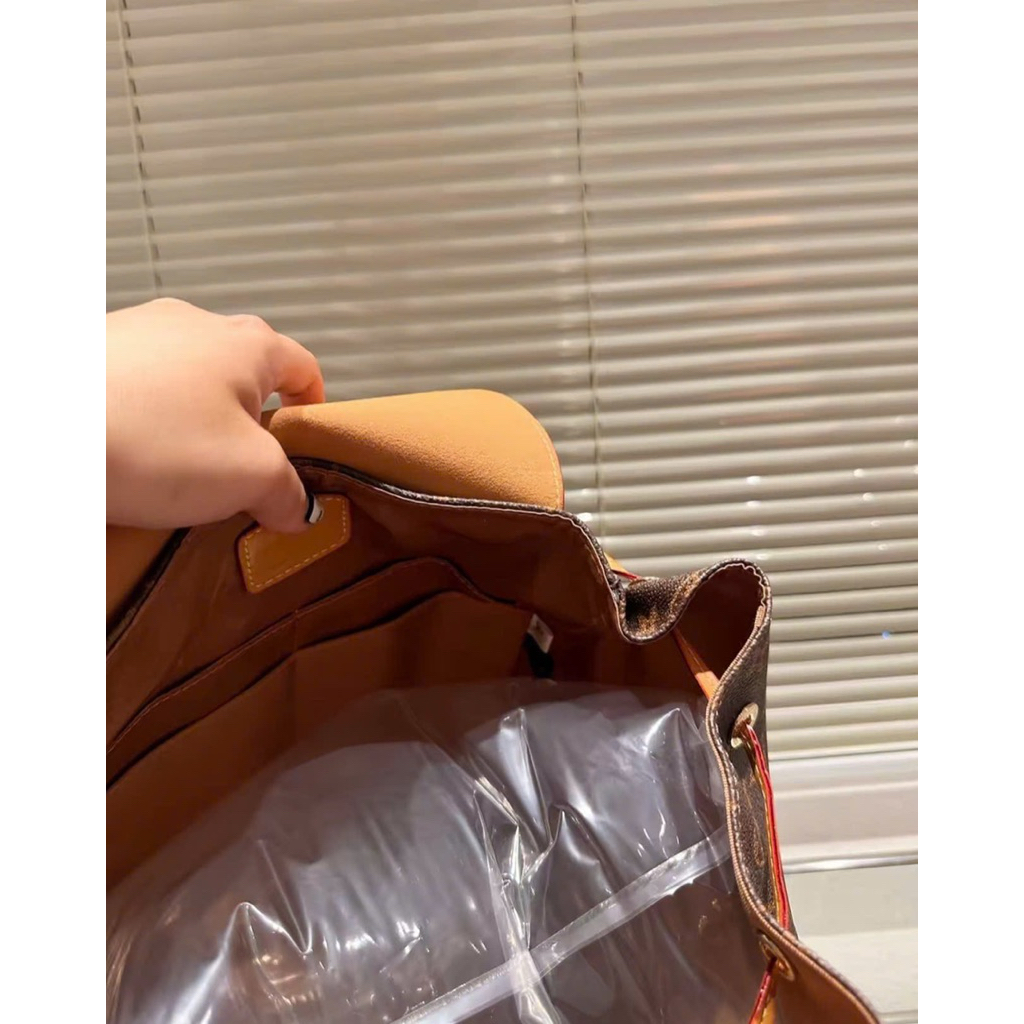 ⚡️[Hight Quality] Balo Nam Nữ \/ Tr110 Brown Backpack - Điểm Nhấn Hoa Nâu Phối Nắp Vàng Cao Cấp