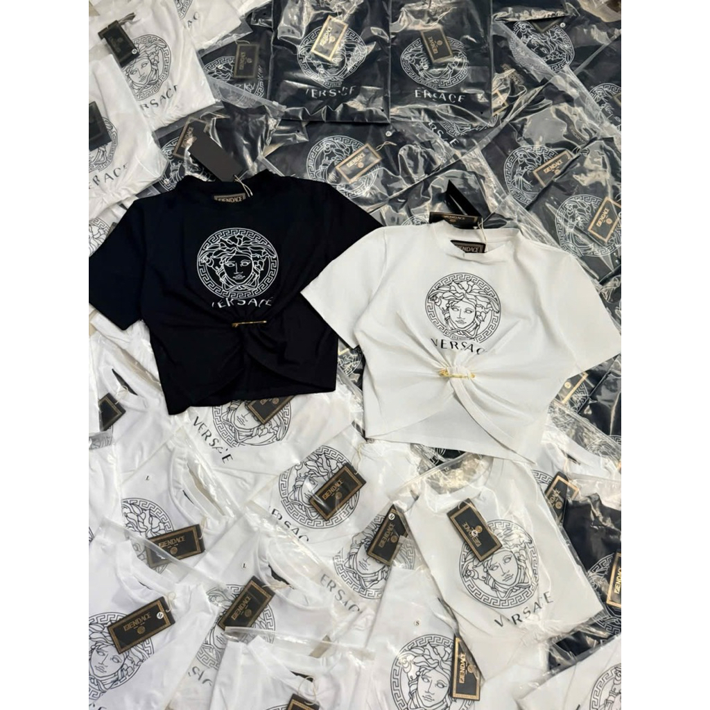 set áo croptop Versace kèm ghim băng và váy thun nút charm Versace
