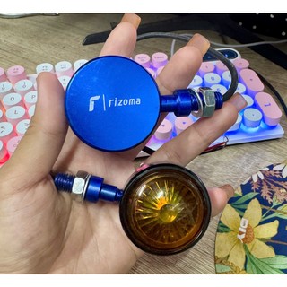 Cặp đèn xi nhan led mẫu tròn  Rizoma , màu nhôm lên rất đẹp. Gắn dc nhiều dòng xe máy và xe điện.
