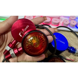 Cặp đèn xi nhan led mẫu tròn  Rizoma , màu nhôm lên rất đẹp. Gắn dc nhiều dòng xe máy và xe điện.