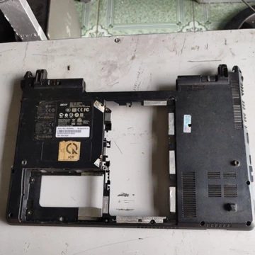 Vỏ mặt D laptop Acer Aspire 4745-482G50 đang xài, vỏ cũ ,có trầy xước nhiều, ốc thấy không bị bể còn nguyên