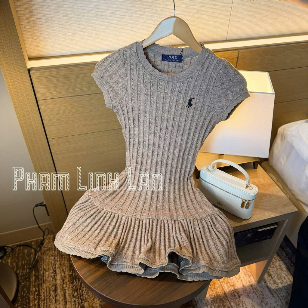 Váy len thừng dáng xoè cổ tròn thêu logo basic đơn giản , Đầm body ngắn tay chất liệu co giãn - chuẩn QCCC