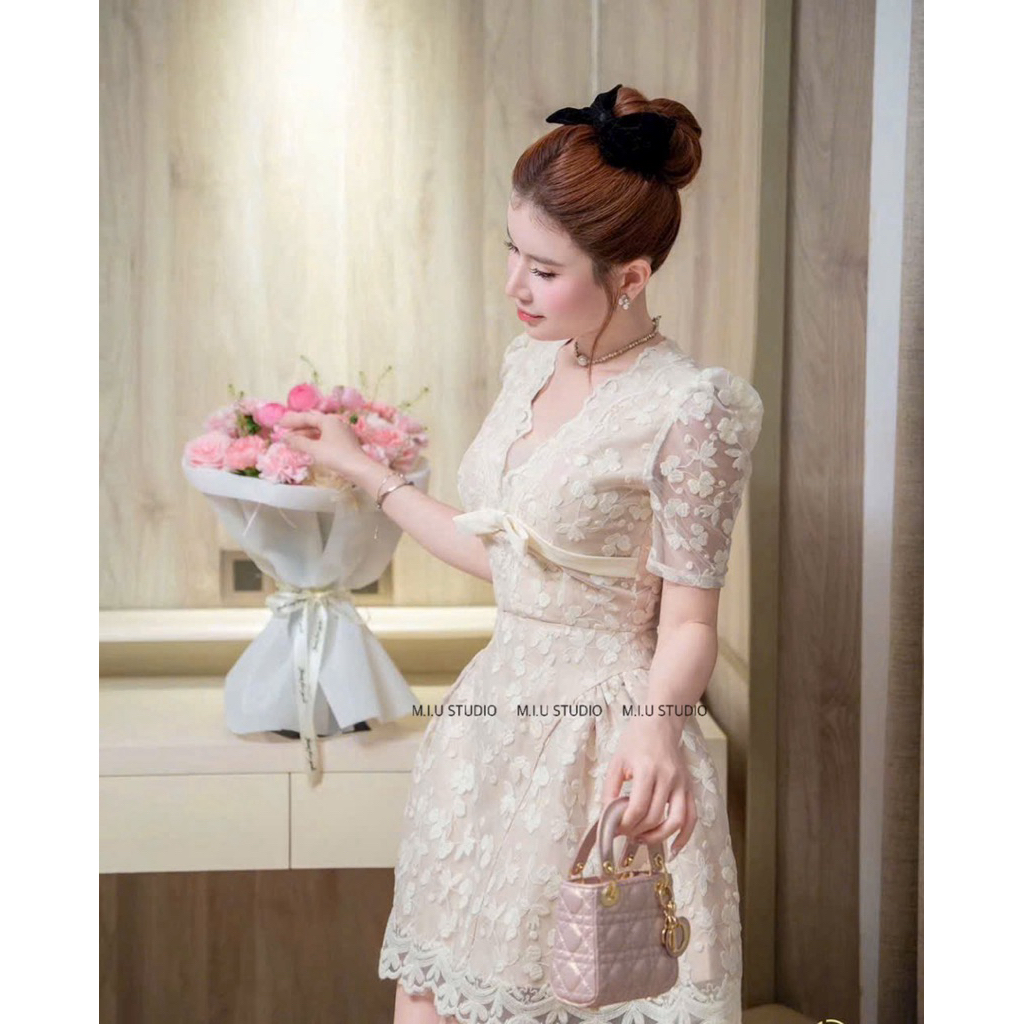 MIU.STUDIO • Váy nữ cộc tay cổ V dáng ngắn xoè bồng tiểu thư thanh lịch  , Đầm thiết kế ren hoa dáng A phối nơ cao cấp