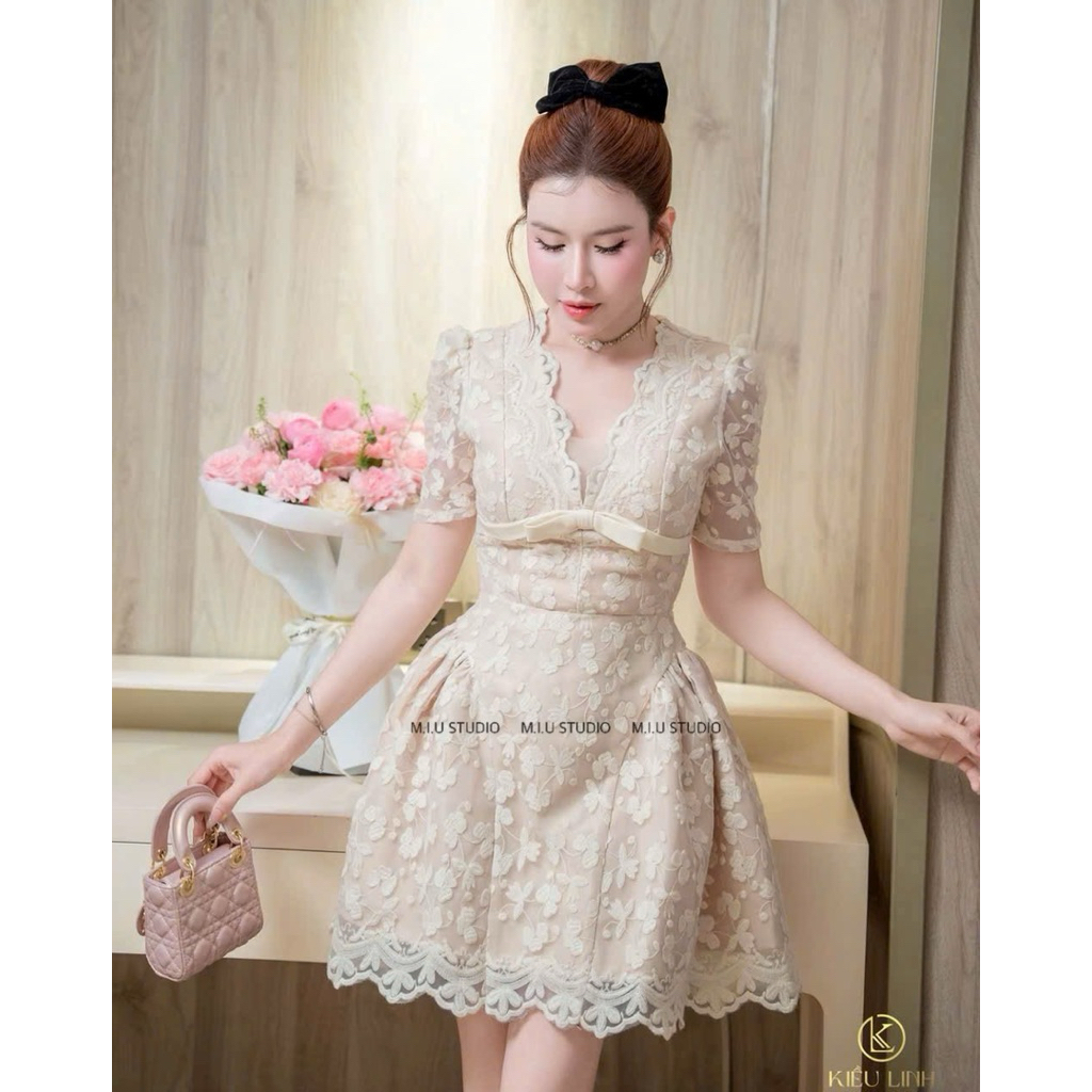 MIU.STUDIO • Váy nữ cộc tay cổ V dáng ngắn xoè bồng tiểu thư thanh lịch  , Đầm thiết kế ren hoa dáng A phối nơ cao cấp