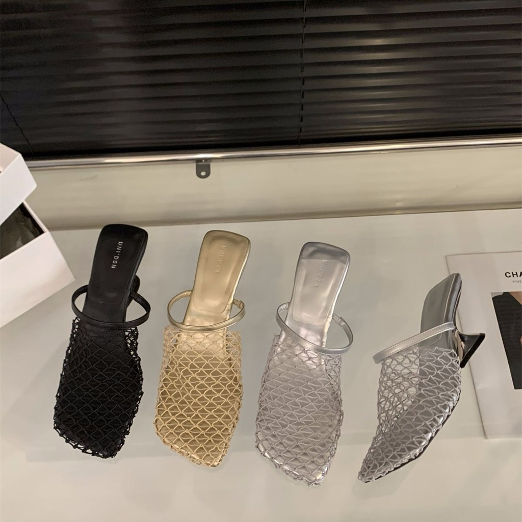 giày mule lưới (mesh mules) với thiết kế mũi vuông và gót thấp
