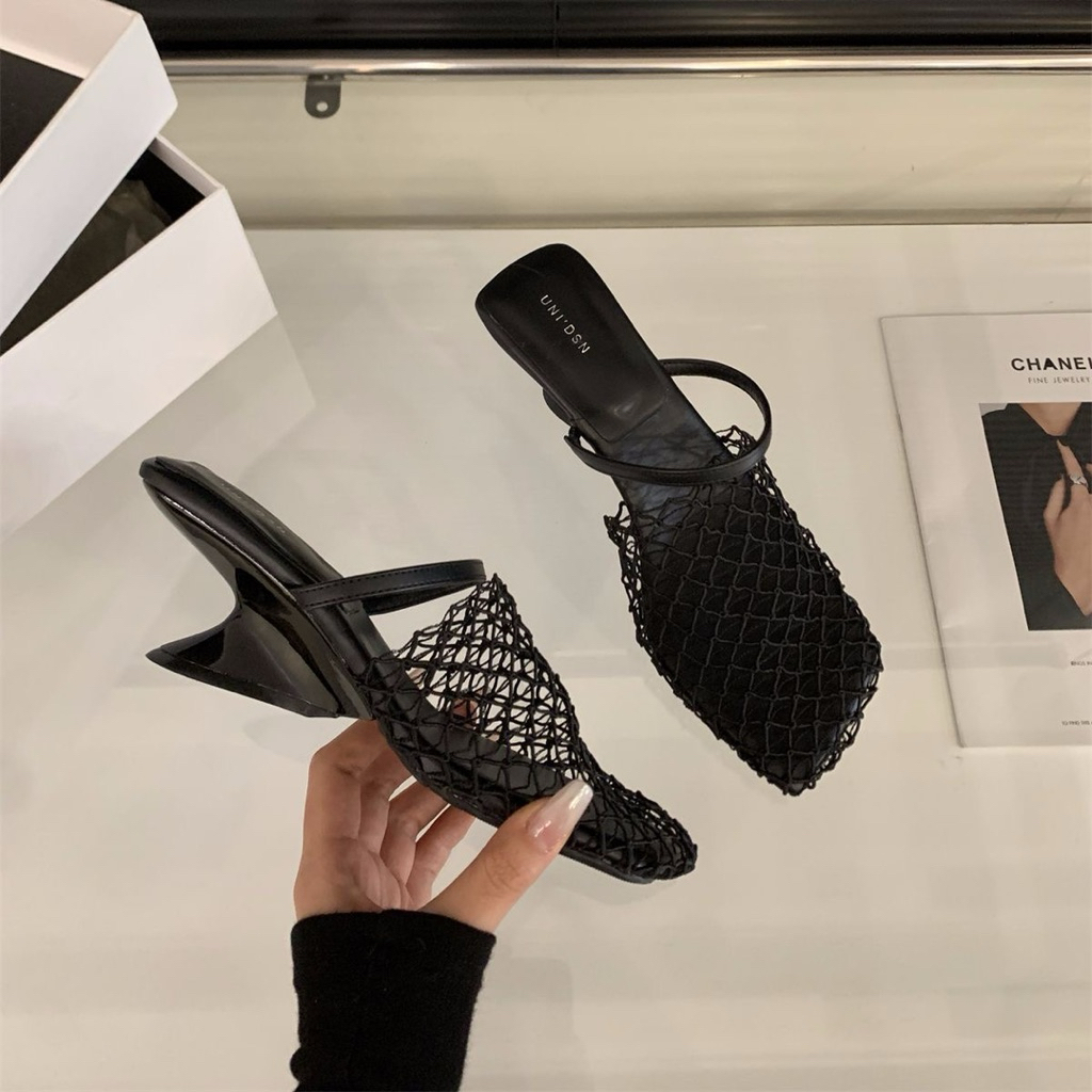 giày mule lưới (mesh mules) với thiết kế mũi vuông và gót thấp