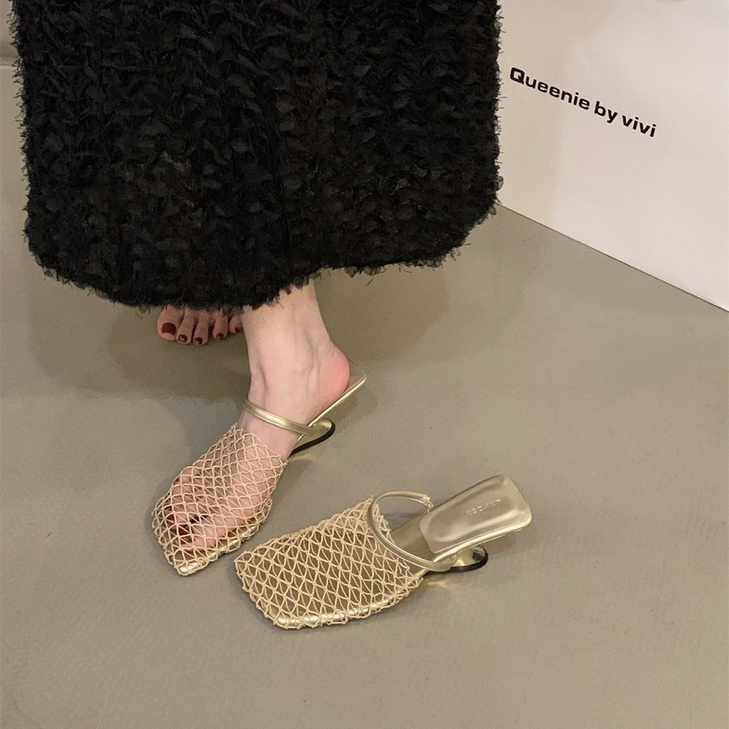 giày mule lưới (mesh mules) với thiết kế mũi vuông và gót thấp