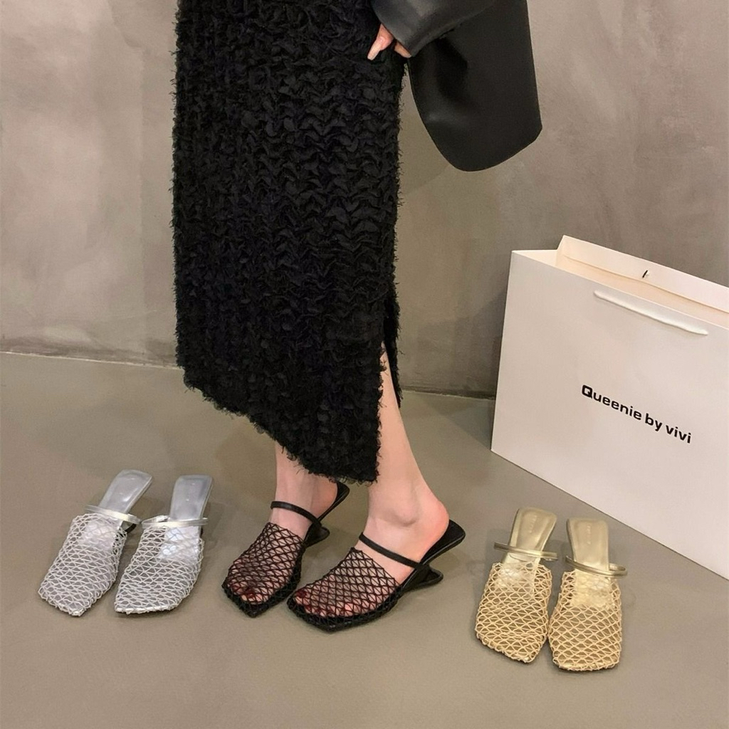 giày mule lưới (mesh mules) với thiết kế mũi vuông và gót thấp