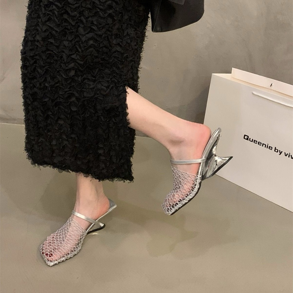 giày mule lưới (mesh mules) với thiết kế mũi vuông và gót thấp