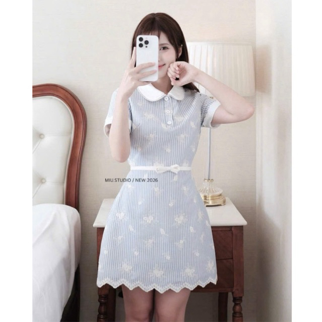 Váy kẻ xanh thêu hoa cổ sen phối viền ren thắt nơ eo thanh lịch , Đầm thiết kế tay ngắn style tiểu thư công sở