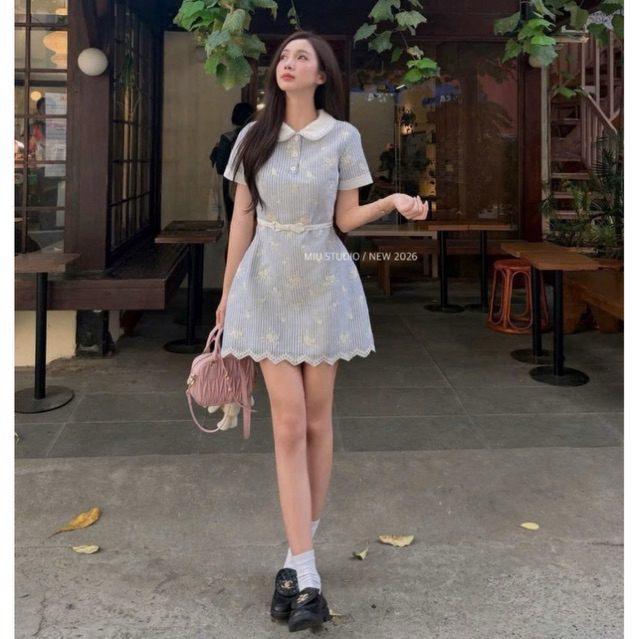 Váy kẻ xanh thêu hoa cổ sen phối viền ren thắt nơ eo thanh lịch , Đầm thiết kế tay ngắn style tiểu thư công sở