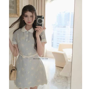 Váy kẻ xanh thêu hoa cổ sen phối viền ren thắt nơ eo thanh lịch , Đầm thiết kế tay ngắn style tiểu thư công sở