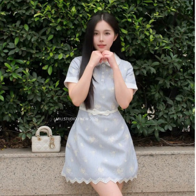 Váy kẻ xanh thêu hoa cổ sen phối viền ren thắt nơ eo thanh lịch , Đầm thiết kế tay ngắn style tiểu thư công sở