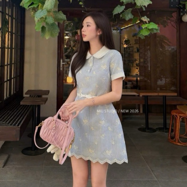 Váy kẻ xanh thêu hoa cổ sen phối viền ren thắt nơ eo thanh lịch , Đầm thiết kế tay ngắn style tiểu thư công sở