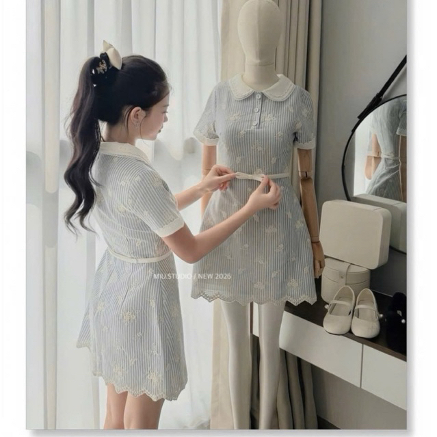 Váy kẻ xanh thêu hoa cổ sen phối viền ren thắt nơ eo thanh lịch , Đầm thiết kế tay ngắn style tiểu thư công sở