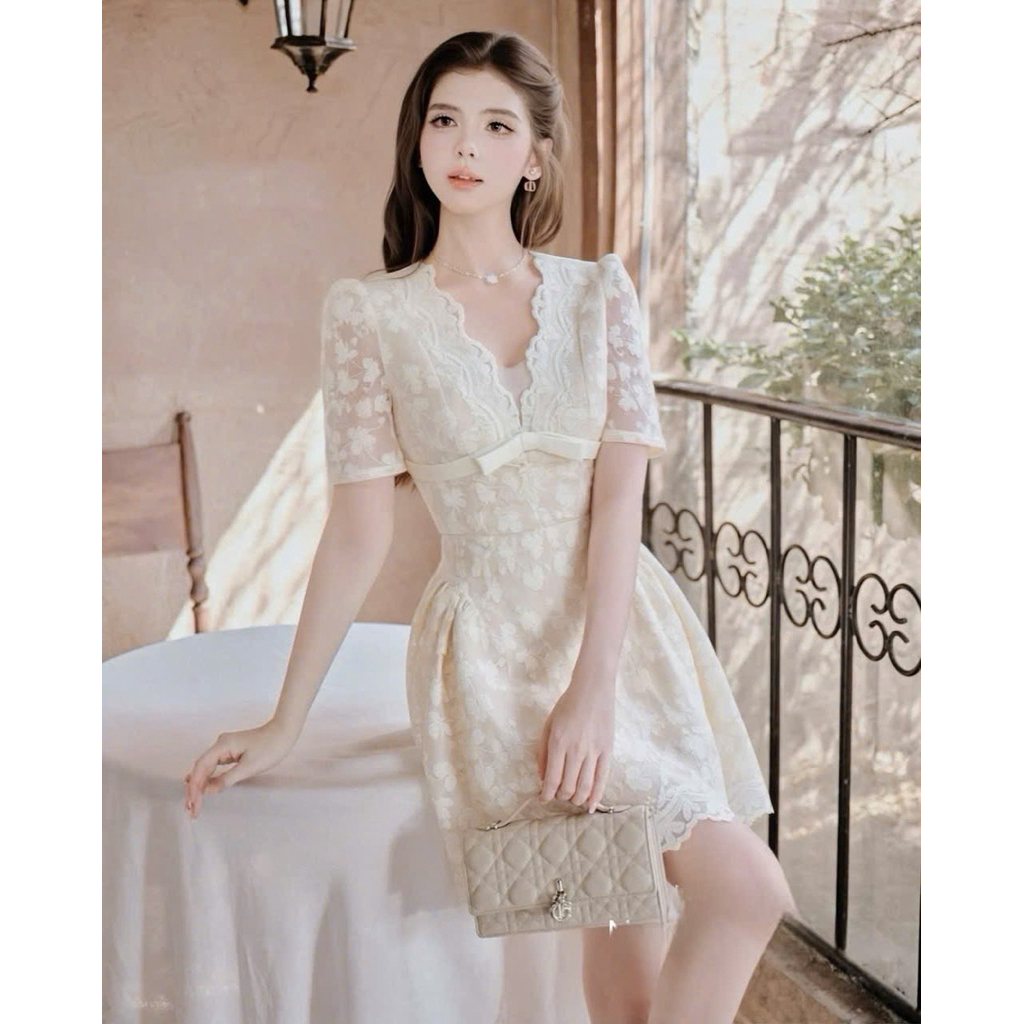 MIU.STUDIO • Váy nữ cộc tay cổ V dáng ngắn xoè bồng tiểu thư thanh lịch  , Đầm thiết kế ren hoa dáng A phối nơ cao cấp