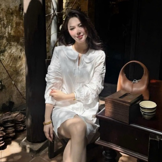 Đầm sơmi trắng phối khoá kéo dáng xoè nhẹ vibe trẻ trung năng động, Váy xuông cổ sen tay bồng basic chuẩn gu Hàn Quốc