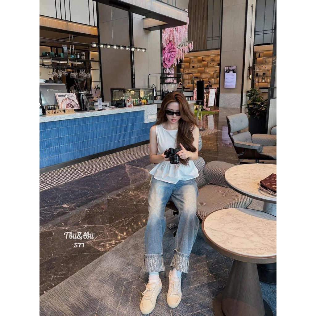 Quần jeans suông vắn gấu Dr kèm charm túi mini