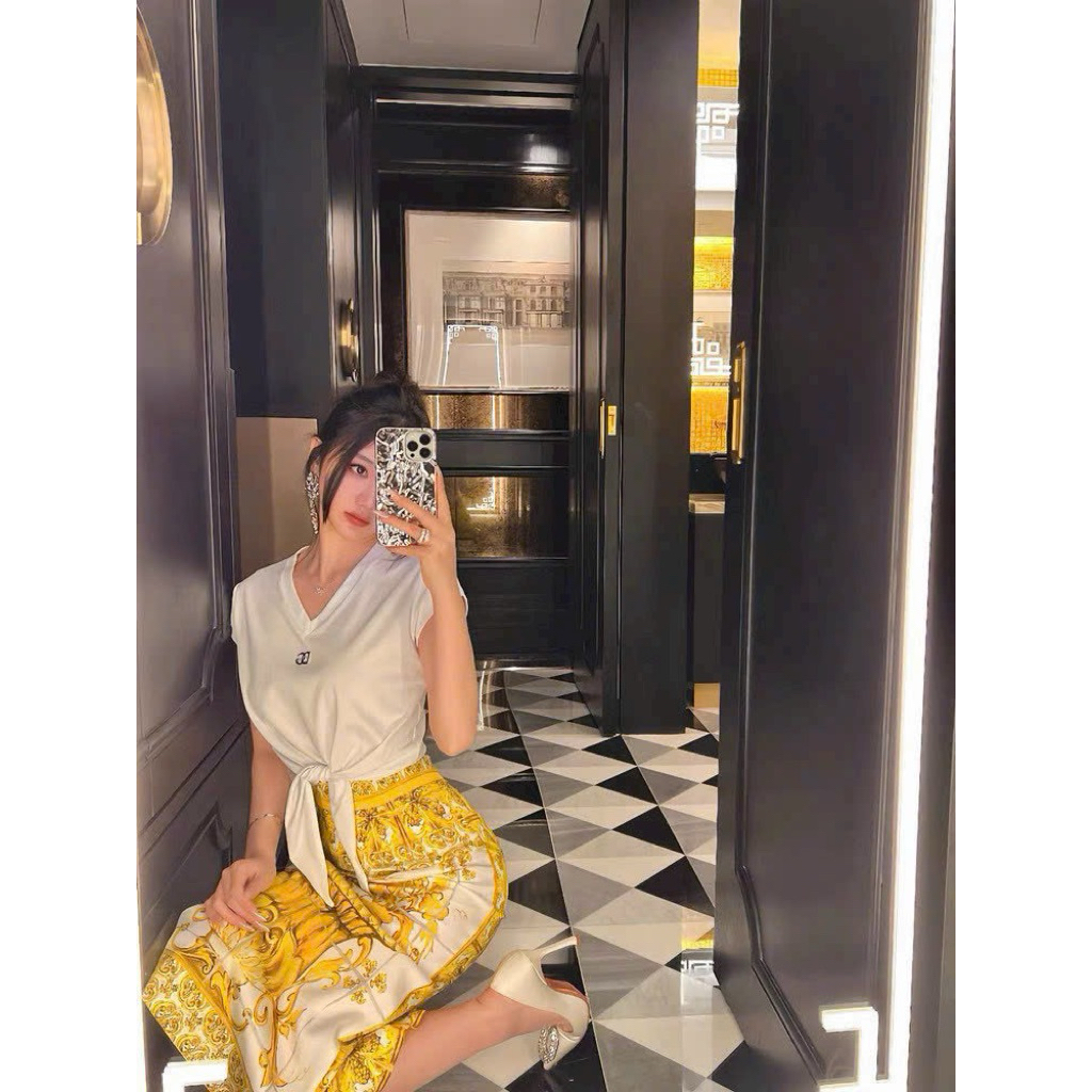 set áo phông in & váy xoè dài xinh vàng