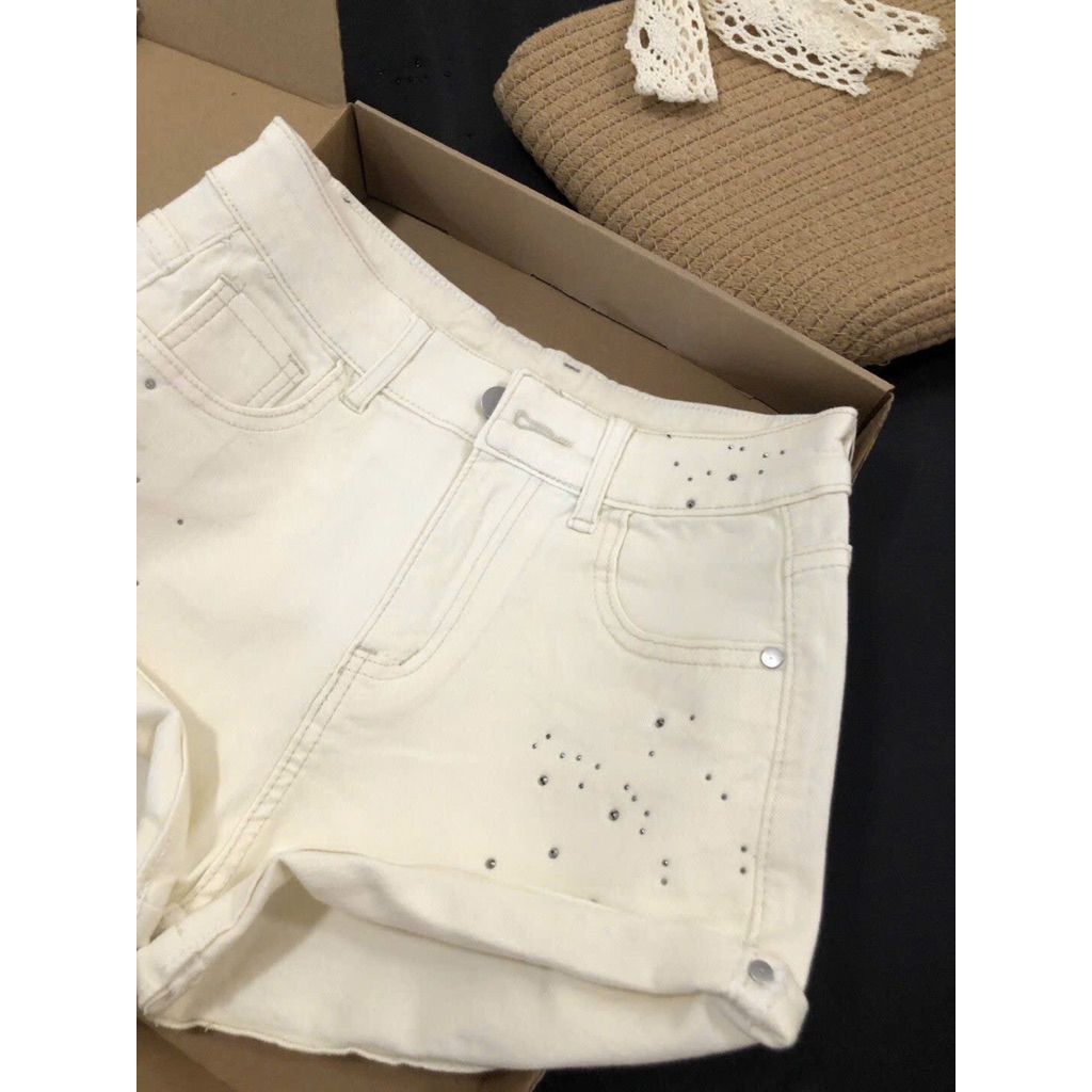 𝒄𝒂𝒎.𝒄𝒍𝒐𝒔𝒆𝒕•Quần Short Đính Đá Màu Be