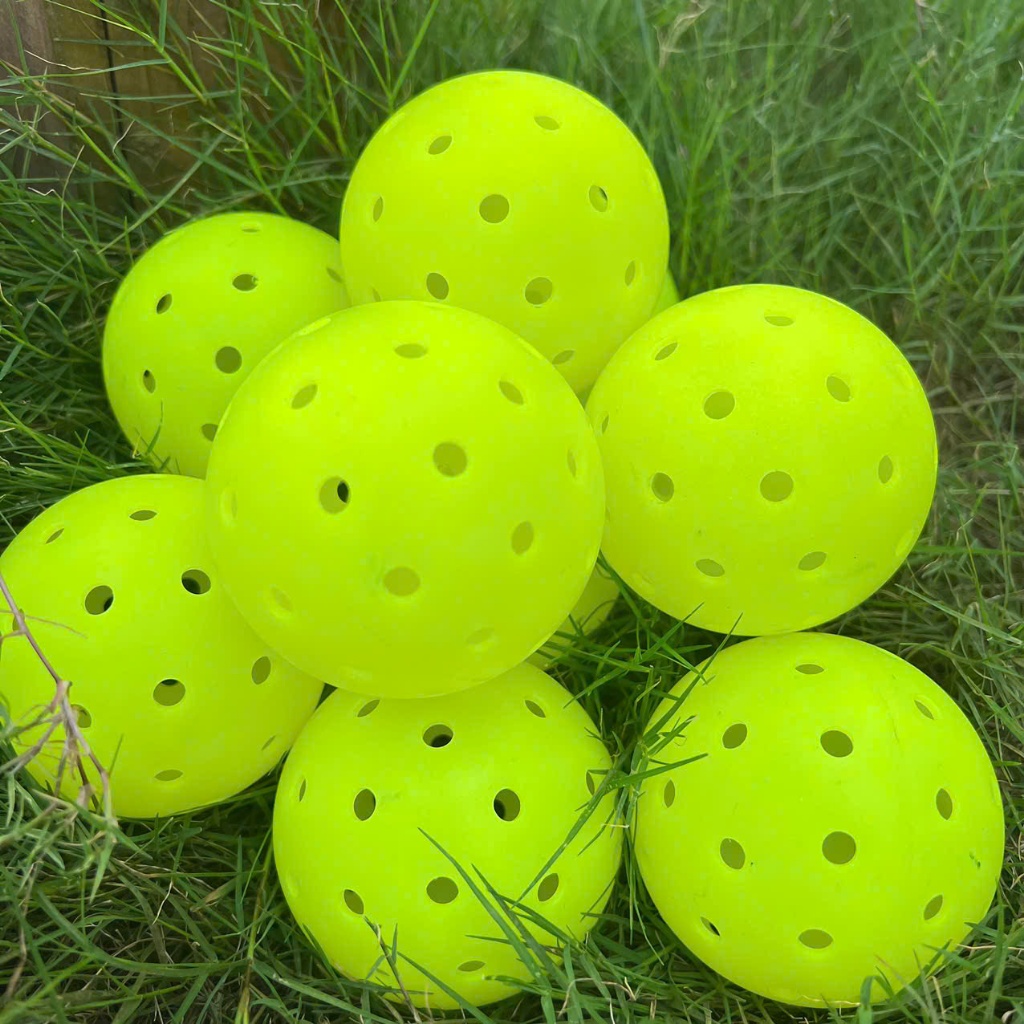 Bóng Pickleball 48 lỗ với độ cứng và đàn hồi bóng cao tạo cảm giác phản xạ bóng nhanh cho người chơi