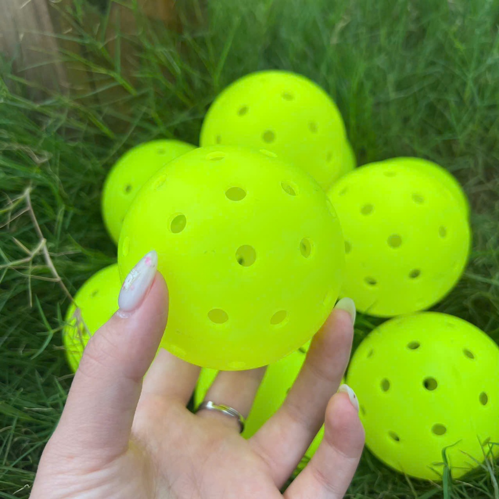 Bóng Pickleball 48 lỗ với độ cứng và đàn hồi bóng cao tạo cảm giác phản xạ bóng nhanh cho người chơi