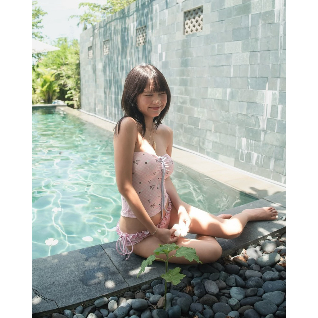 Bikini Nữ 2 Mảnh Quây Ngực + Quần Bèo Nhún – Set Đồ Đi Biển Họa Tiết Sao Nhỏ Phối Nơ Dễ Thương