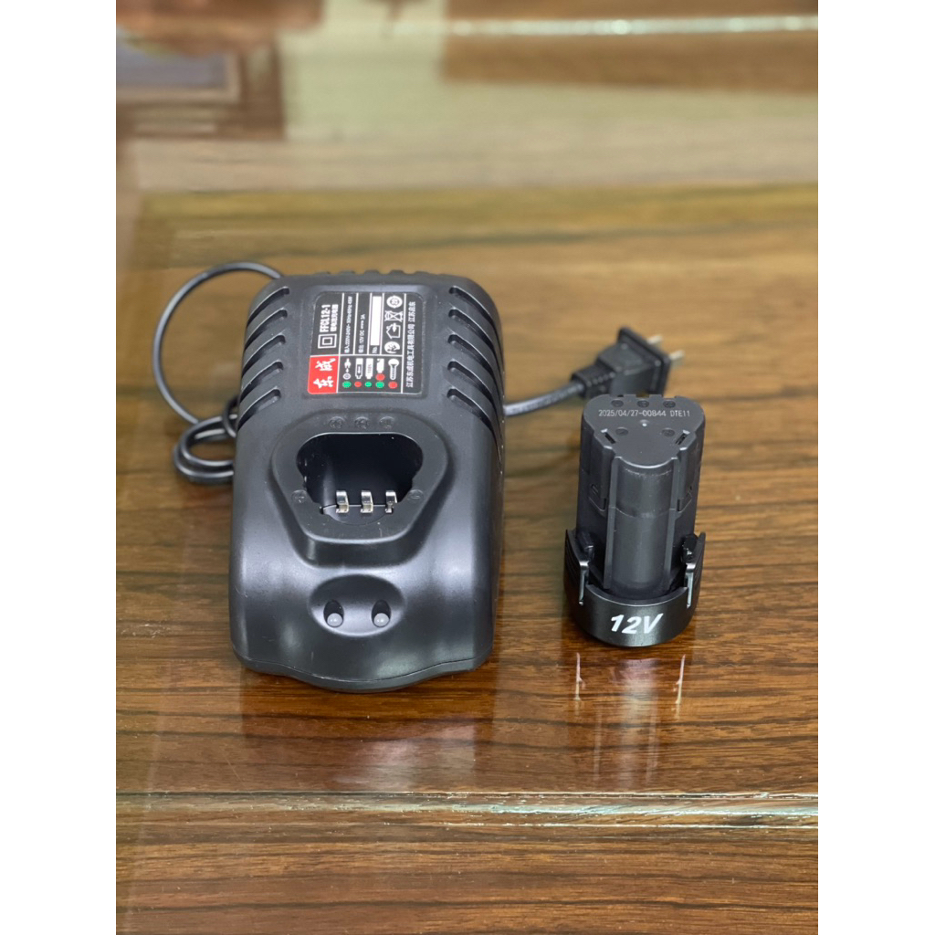 Sạc pin 12V Dongcheng chính hãng