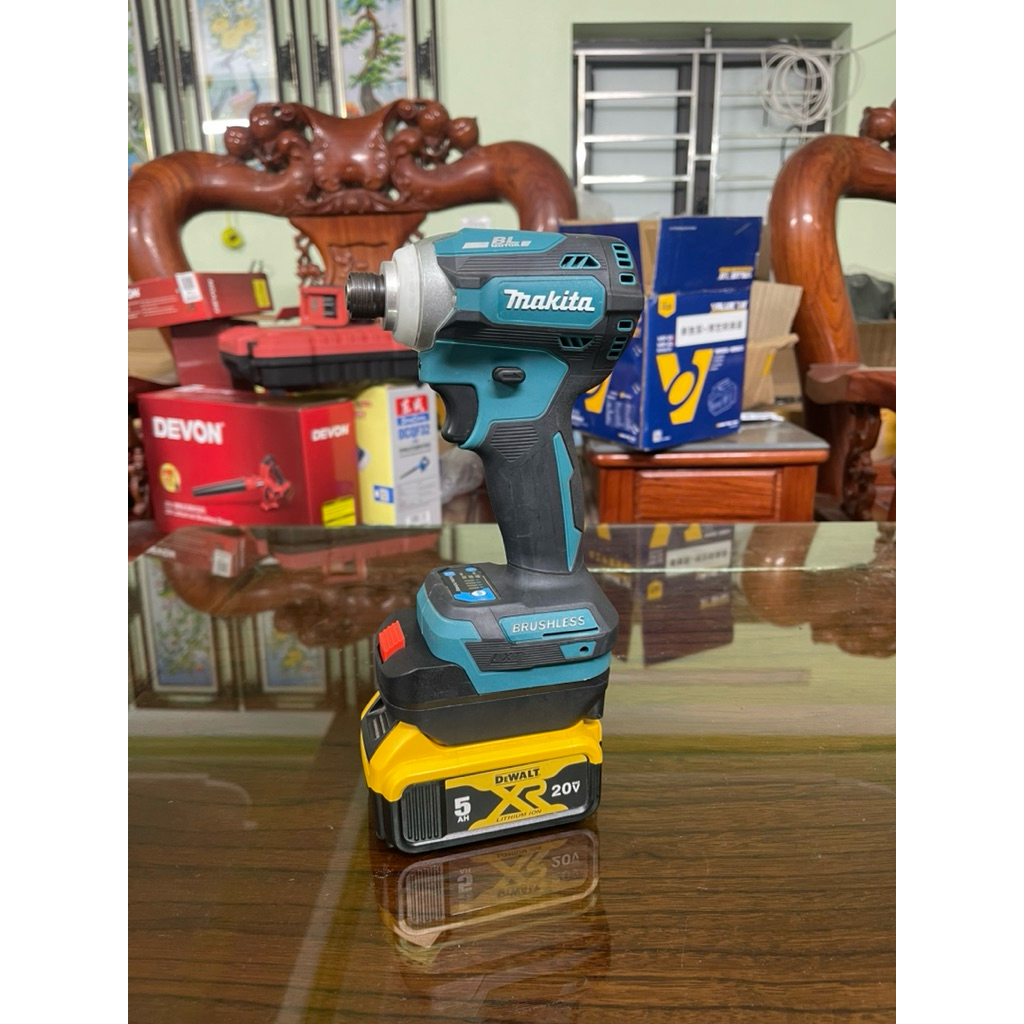 Đế chuyển đổi cho máy Makita sang dùng pin Dewalt