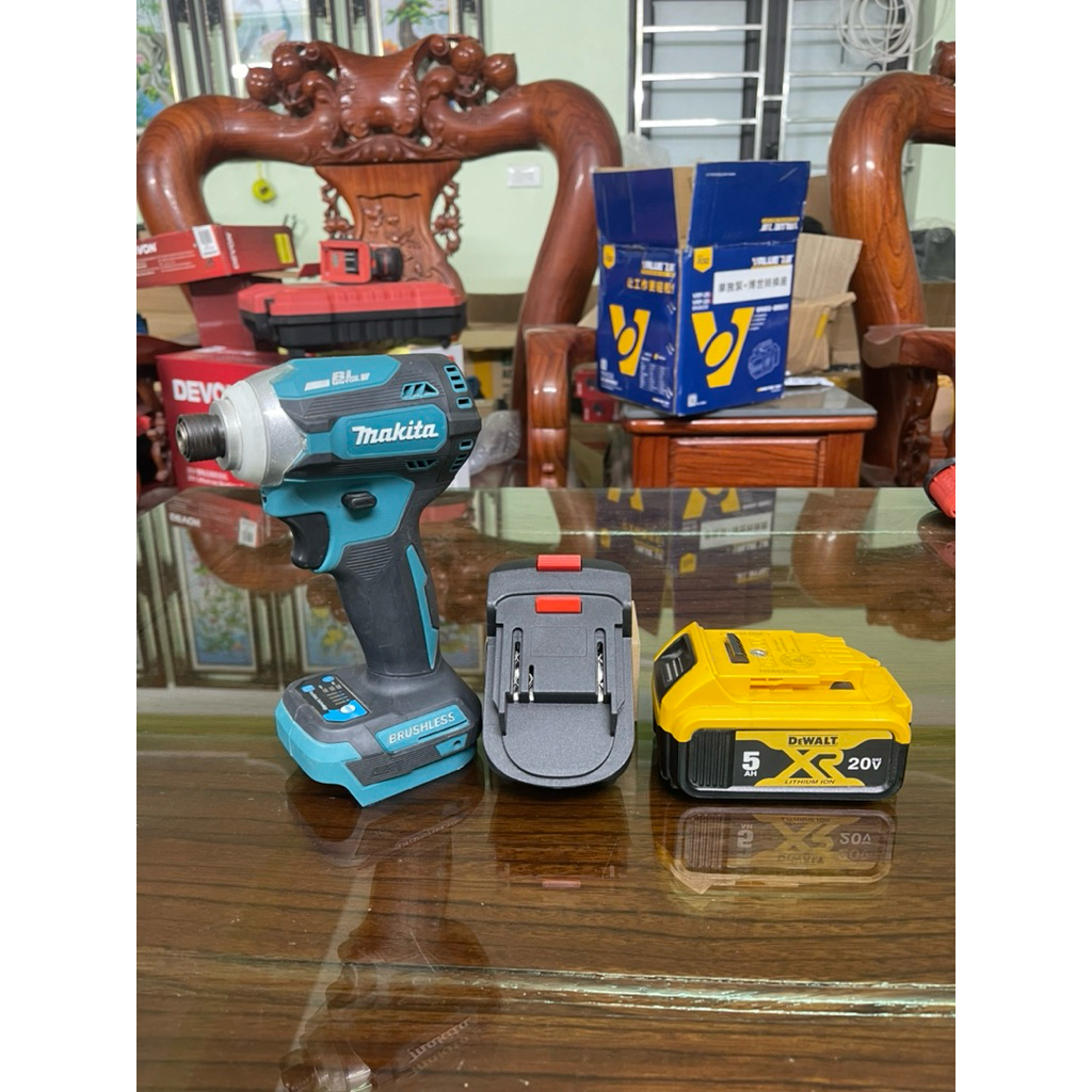 Đế chuyển đổi cho máy Makita sang dùng pin Dewalt