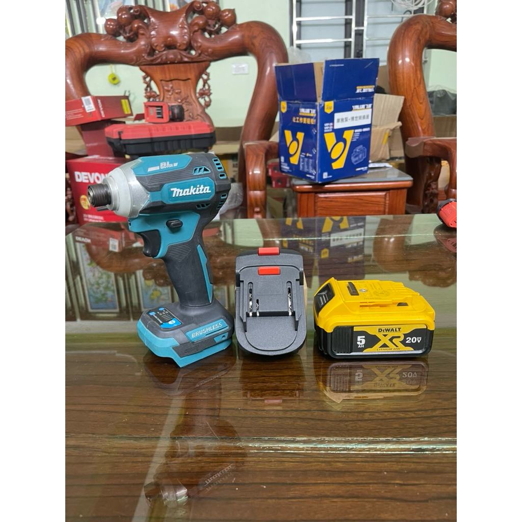 Đế chuyển đổi cho máy Makita sang dùng pin Dewalt