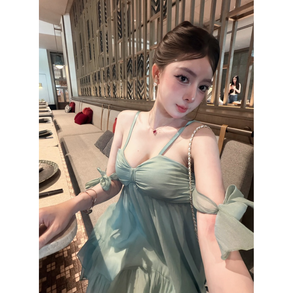 Đầm 2 dây tơ xoè xanh thắt nơ tay Đoàn Thương