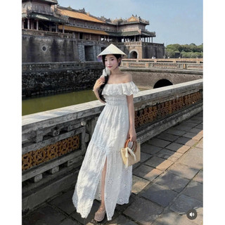 SEP House - Đầm maxi xô trắng trễ vai viề bèo xẻ tà chiết eo phối mocking tôn dáng tiểu thư, thanh lịch