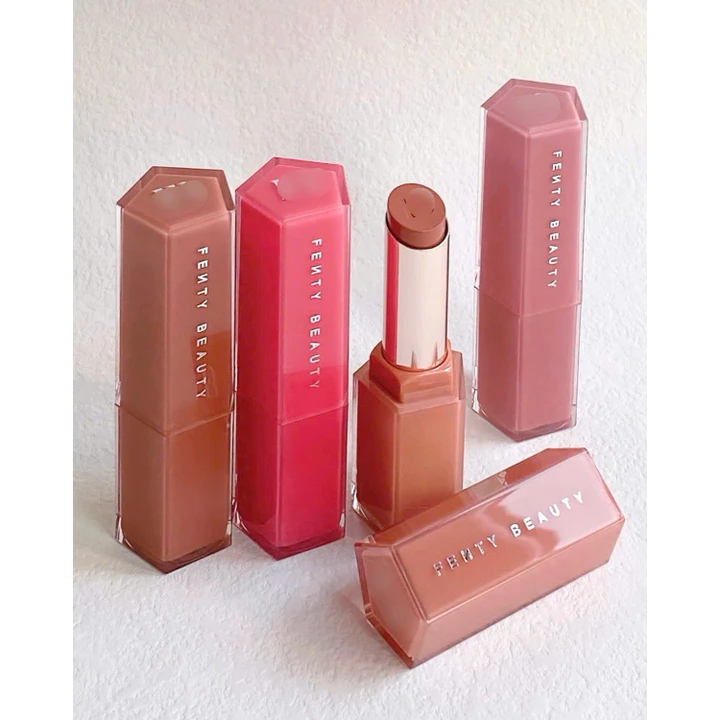 Son Thỏi Dưỡng Fenty Beauty Gloss BombSon thỏi dưỡng Fenty Beauty nổi bật nhất là dòng Gloss Bomb Stix High-Shine Gloss