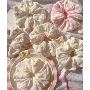 Scrunchies cột tóc vải họa tiết chú gấu nâu và phô mai dễ thương dành cho bạn nữ